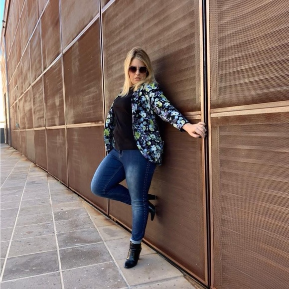 Meet your Posher, Melissa - Picture 1 of 3